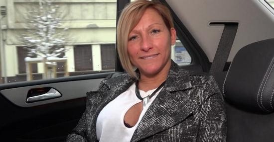 JacquieEtMichelTV/Indecentes-Voisines - Laura - Laura, 41ans, responsable des achats (FullHD/1080p/1.06 GB)