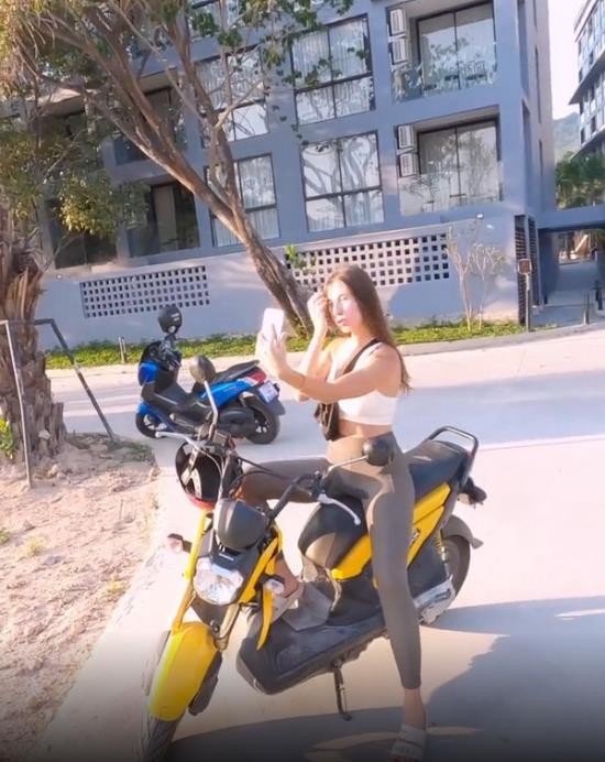 Chaturbate - DickForLily - Tourist Fell for my Motorbike and got Hot Sex and Cum on her Chest (FullHD/1080p/472 MB)