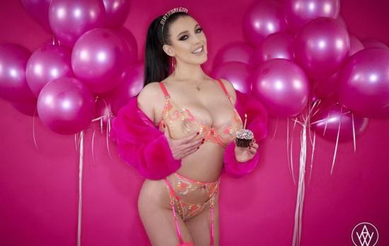 OnlyFans - Angela White - Frost My Cupcake (HD/720p/1.12 GB)