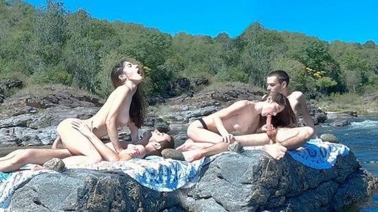 Porn - John and Sky - Hot Couple having Risky Sex on Public Beach and Bus - Huge Double Cumshot (FullHD/1080p/1.22 GB)