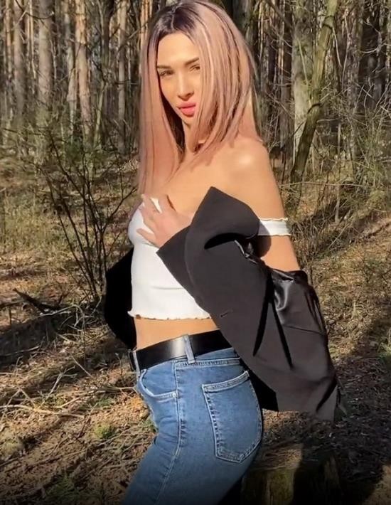 OnlyFans - Fiamurr - Risky Public Sex in the Park with my best Friend (UltraHD 4K/2160p/1.86 GB)