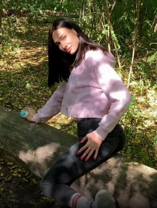 OnlyFans - Fiamurr - Blowjob in the Woods from Stepsister while Walking (UltraHD 4K/2160p/2.12 GB)
