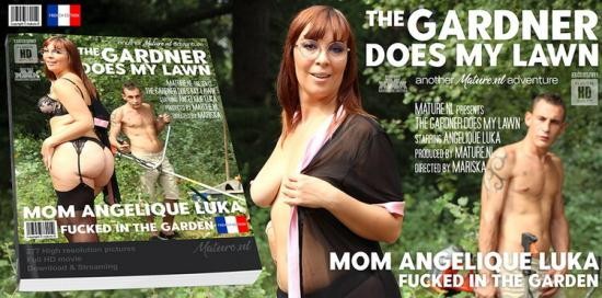 Mature.nl/Mature.eu - Angelique Luka - This gardner gets to plow the lawn from a hot mom in the garden (FullHD/1080p/2.35 GB)