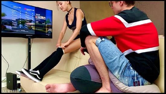 ModelHub - Eva Elfie - Step Sister gets a Creampie and Facial while Playing a Game (FullHD/1080p/1.02 GB)