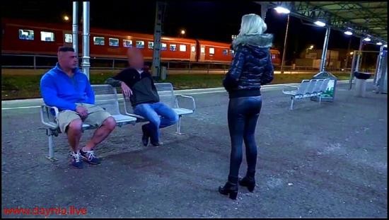 Myhobby - Daynia - Heftiger Public Dreier mit Double Facial direkt auf dem Bahnhof (FullHD/1080p/799 MB)