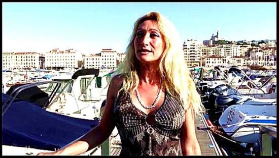 JacquieEtMichelTV.net/Indecentes-Voisines - Betty - Betty, 44ans, deux mecs pour un fantasme (FullHD/1080p/1011 MB)