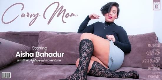 Mature.nl - Aisha Bahadur (31) - Curvy Mom Aisha is playing with her wet shaved pussy (FullHD/1080p/865 MB)