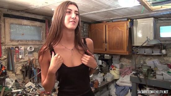 JacquieEtMichelTV/Indecentes-Voisines - Lina - Lina, 18ans, de Clamart, en veut beaucoup plus (FullHD/1080p/1.11 GB)