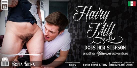 Mature.nl/Mature.eu - Sofia Siena - Toyboy gets seduced by his horny hairy MILF stepmom Sofia Siena into a great fuck adventure (FullHD/1080p/1.30 GB)