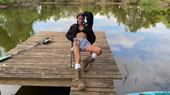 Onlyfans - Julia Geltsman aka Flowerava -  Oklahoma Girl in the Woods. P.S. Want to see the end of the video (FullHD/1080p/177 MB)