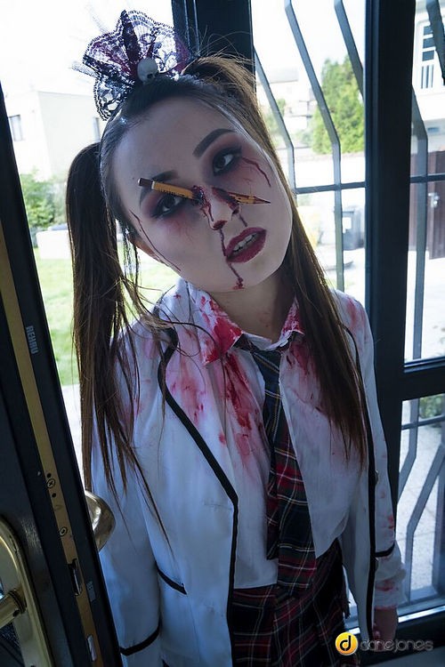 DaneJones/SexyHub - Yiming Curiosity - Zombie teen Halloween double team (FullHD/1080p/1.30 GB)