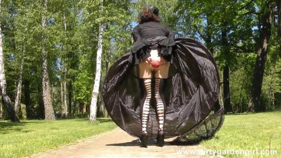 DirtyGardenGirl - Goth Lady prolapse public park walk (HD/720p/227 MB)