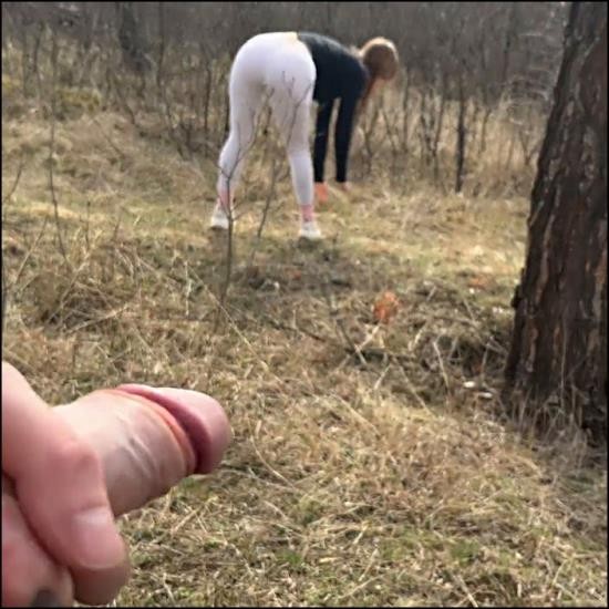 PornHub - SkinLovers - An Exhibitionist And a Nymphomaniac Met In The Forest. Outdoor Sex With a Broken Condom. (FullHD/1080p/531 MB)