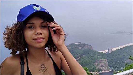 AnalVids - Mambo Perv MAMBO Tour - Mih Ninfetinha Gets Wild At The Rio s Sugarloaf Mountain Then Fucks Guys OB (HD/720p/1.39 GB)