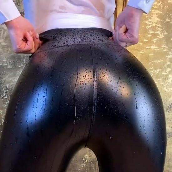 MyLatexBabe - Olga Wet Leather Leggings Shooting (SD/676p/114 MB)