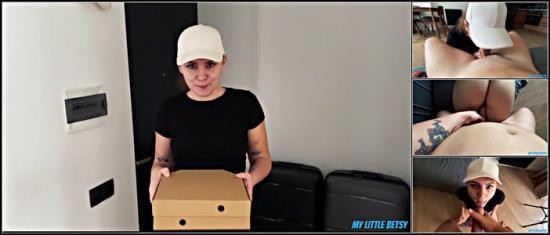 PornHub - My Little Betsy - The Cute Courier Turned Out To Be A Pervert - Fucked Her And Cum In Her Mouth To Pay For Pizza (FullHD/1080p/272 MB)