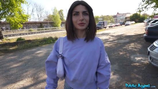 PublicAgent - Lola Danger : Perfect Italian Booty (HD/720p/343 MB)