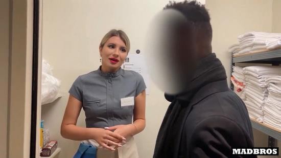 Onlyfans - Une Femme De Menage Surprise Entrain De Voler Et Pilonnee A Fond Dans Les Toilettes Madbrosx (FullHD/1080p/201 MB)