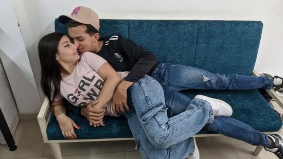 Onlyfans - Me Acuesto Al Lado DE MI HERMANASTRA DE 18 ANOS Y COLOCO MI PENE EN SU CULO  SEXO CASERO Mckencie12 (FullHD/1080p/157 MB)