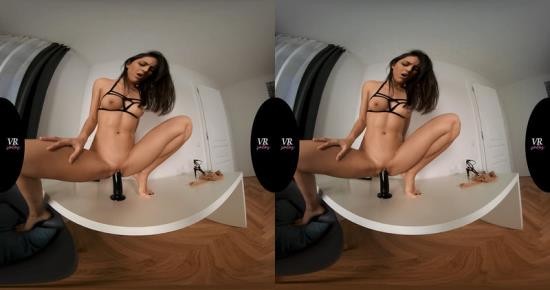 VRsolos - Big Dildo Makes Her Squirt: Carolina Abril (UltraHD/4K/2160p/2.33 GB)