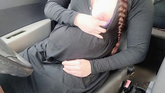 Onlyfans - PREGNANT WOMAN PLAYS WITH HER PUSSY IN HER CAR Emiamateur (HD/720p/60.6 MB)