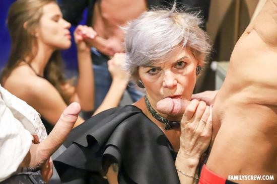 FamilyScrew - Family Visit Swingers Club : Irenka, Sara Kay, Paula (FullHD/1080p/2.20 GB)