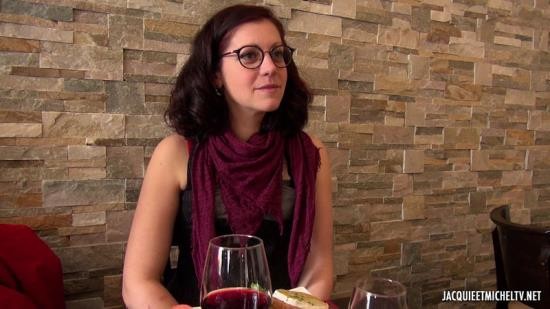 JacquieEtMichelTV/Indecentes-Voisines - Le fantasme de Flora, 32ans (FullHD/1080p/1.26 GB)
