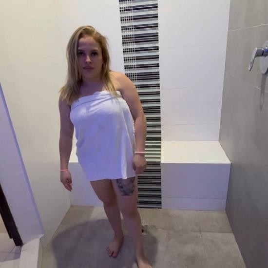 Onlyfans - I Call The Plumber To Fix My Shower, And He Ends Up Splashing His Cum On My Face KIRA BLONDE (FullHD/1080p/484 MB)