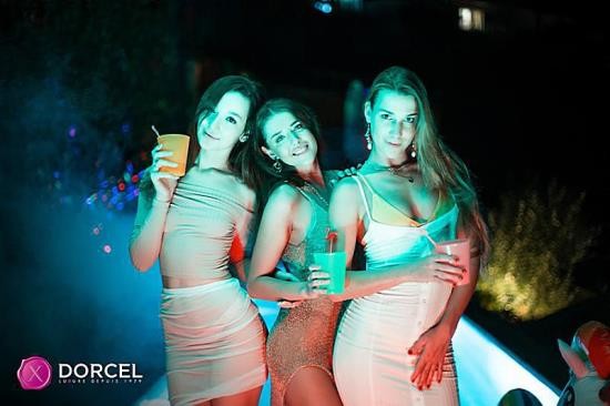 DorcelClub.com - Girls Hot Summer Night  : Sybil, Alexis Crystal, Ellie Leen (FullHD/1080p/939 MB)