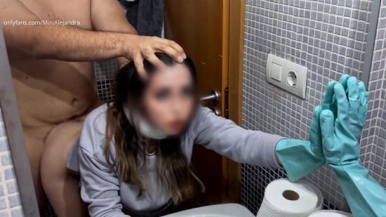 Onlyfans - Stepdad Fucks Me In The Bathroom While I Was Cleaning MiniAlejandra (FullHD/1080p/175 MB)