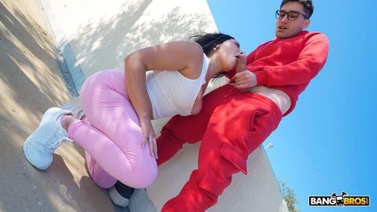 PublicBang/BangBros - Lola Bratz  Fucking Bratz In Public (HD/720p/2.13 GB)